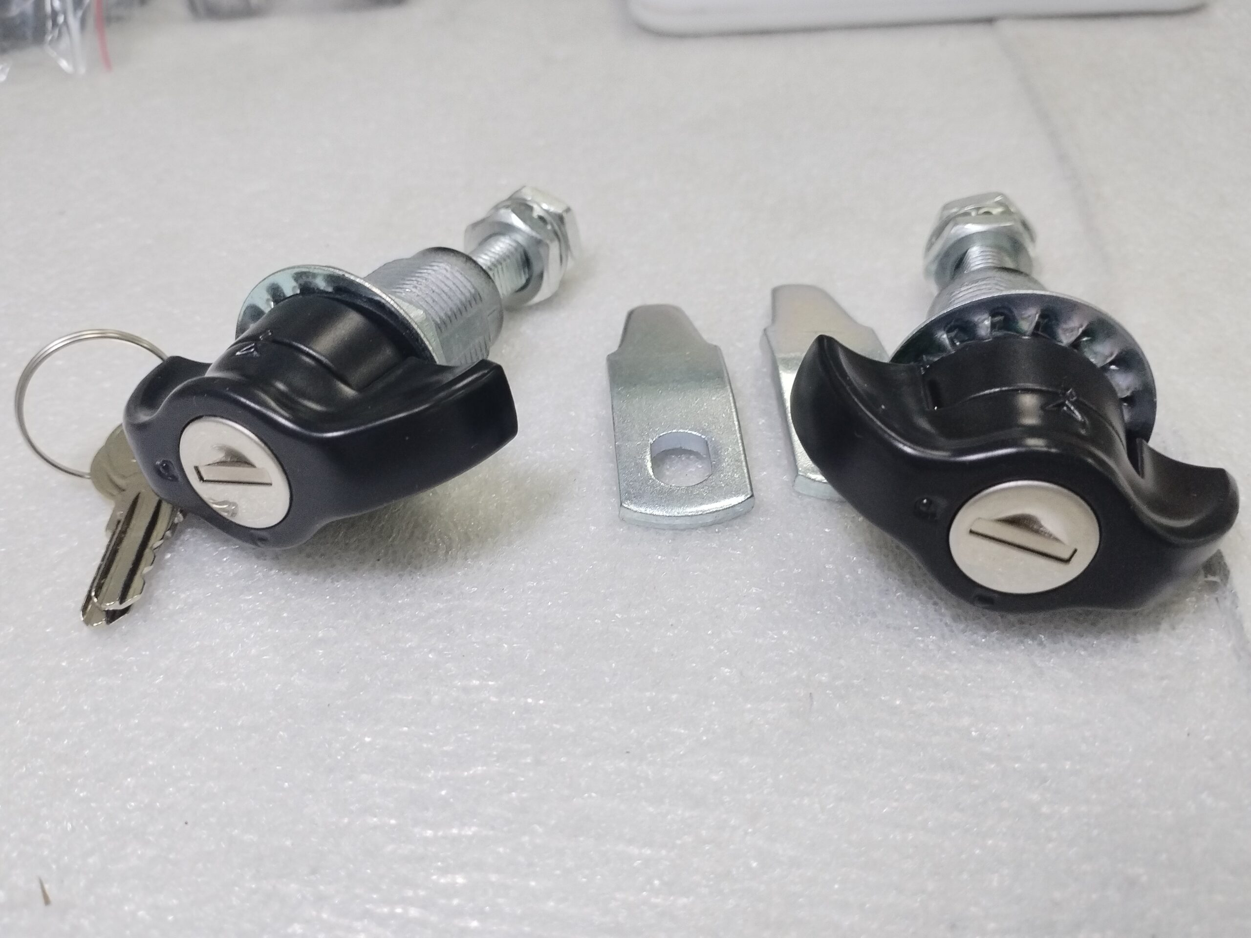 Compression lock with handle, cam lock with key cylinder for industrial cabinets