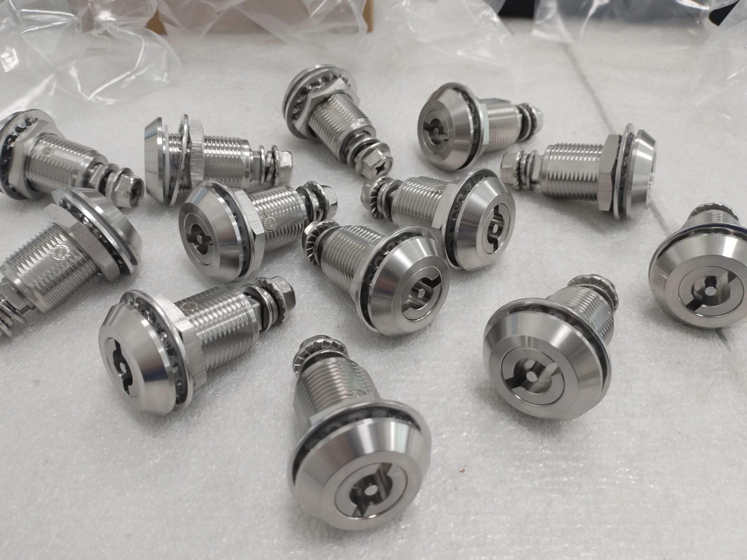 Wing-shaped stainless steel compression lock, secure locking for industrial applications